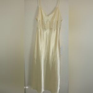 🔥Vintage Jones New York Feminine Pale Yellow Maxi Nightgown Small, Lace Bust